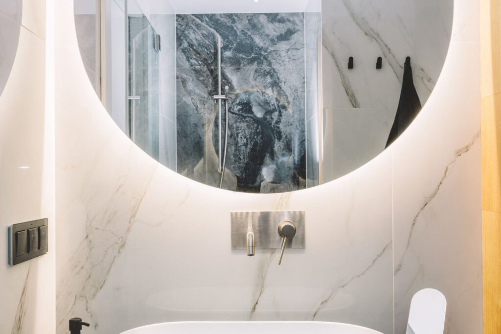 Oglinda cu LED moft sau necesitate