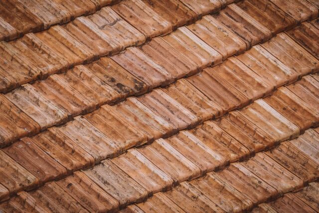 Cum alegi materialul de acoperiș potrivit pentru clima din România