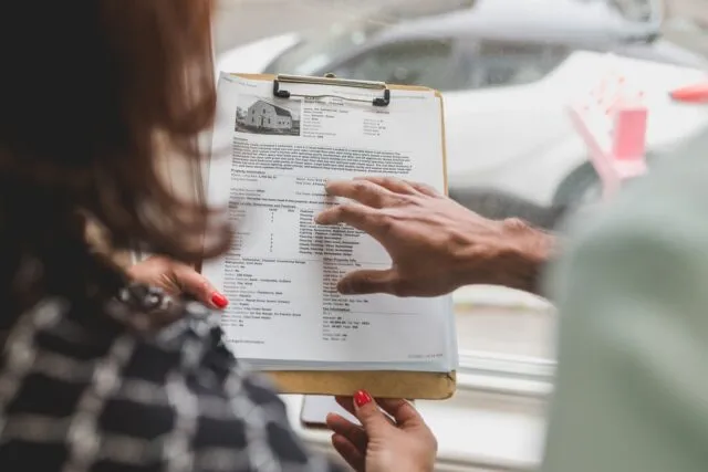 Cum recunoști o agenție imobiliară de încredere înainte de a semna un contract