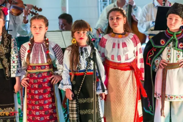 Cursuri de muzică online pentru cei care vor să studieze Folclorul şi Educaţie Muzicală de oriunde — Romanian Week