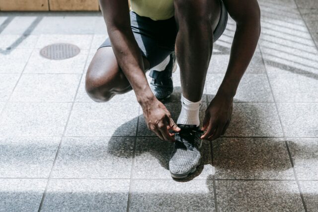 Copii care se antrenează într-o sală de sport luminoasă, sub îndrumarea atentă a unui antrenor