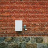 Contor de energie electrică montat pe perete, cu afișajul indexului vizibil de aproape