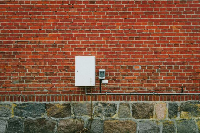 Contor de energie electrică montat pe perete, cu afișajul indexului vizibil de aproape