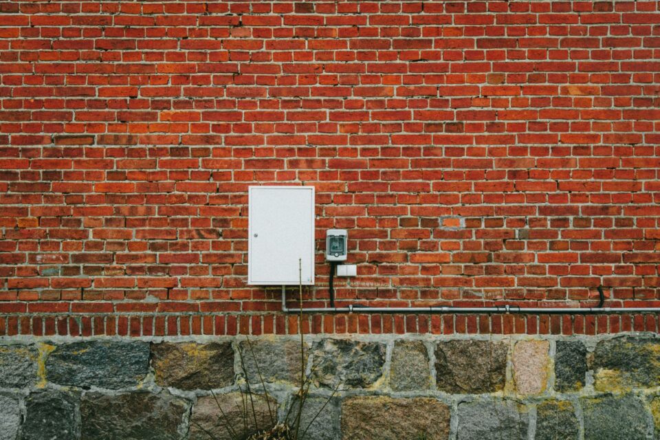 Contor de energie electrică montat pe perete, cu afișajul indexului vizibil de aproape