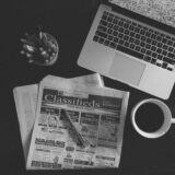 Sală de ședințe cu scaune aliniate, pregătită pentru o dezbatere publică organizată de autoritățile locale